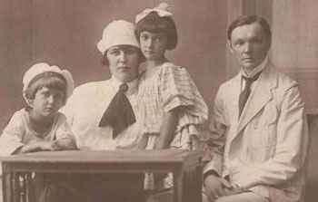 Александр Евгеньевич с женой Ниной Николаевной Берлявской и детьми Евгением и Людмилой -350.jpg